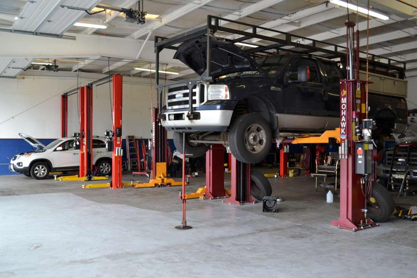 Robalino's Auto Center, Automotive repair